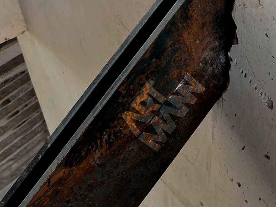 logotipo Artmann grabado en metal de escalera