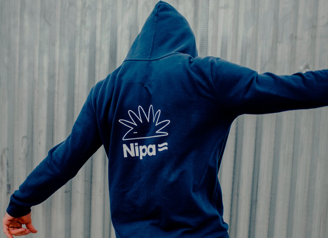 logo en buzo nipa